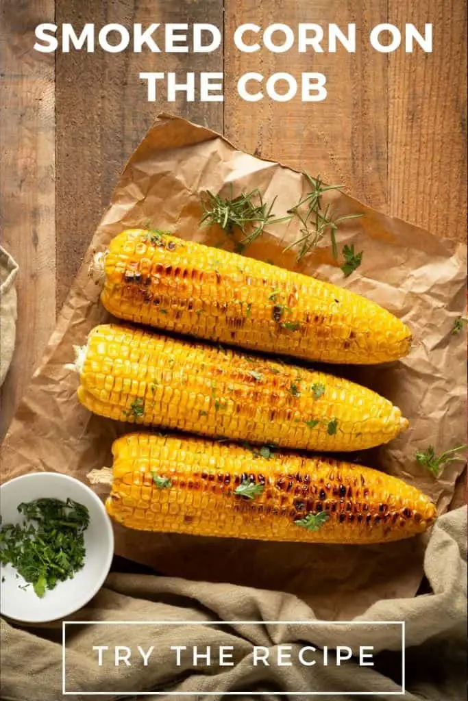 Jagung salai di tongkol di atas meja kayu