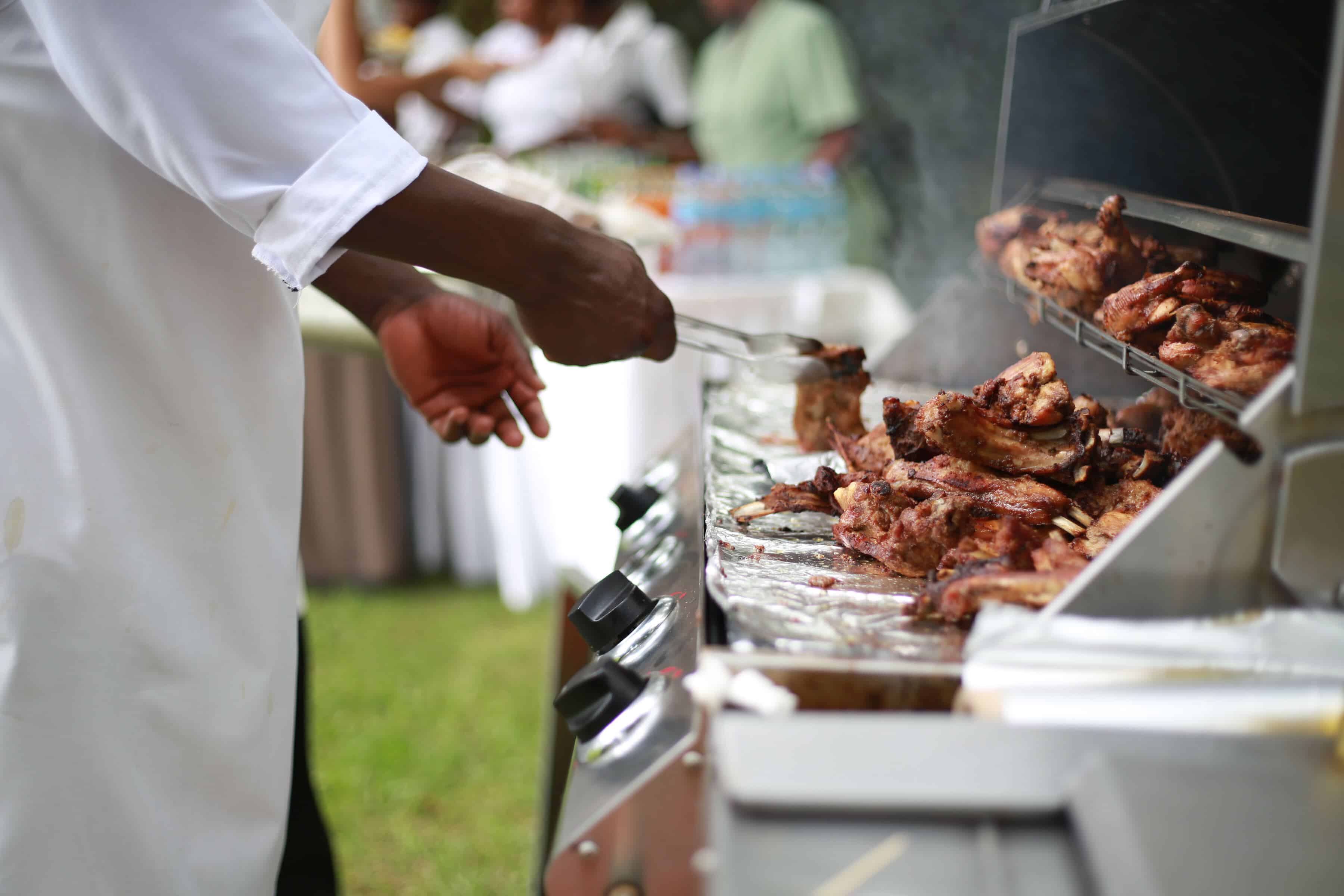 seseorang memanggang ayam dengan perokok bbq