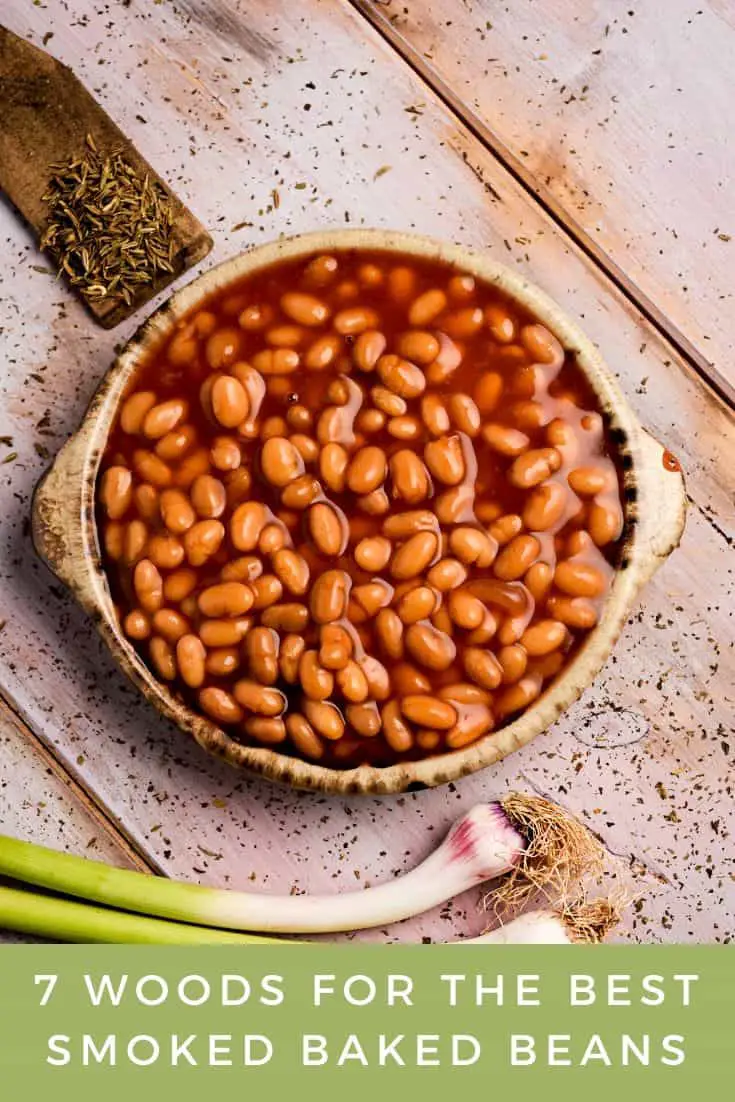 Mongetes al forn fumades sobre una taula de fusta