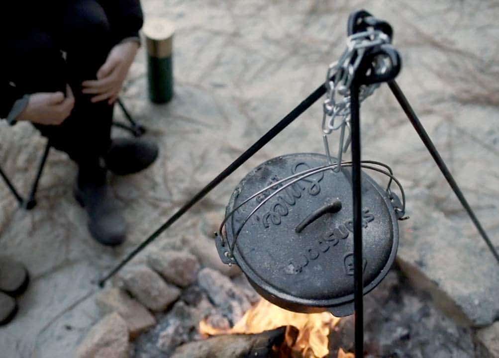 Tripod untuk memasak oven belanda kamp