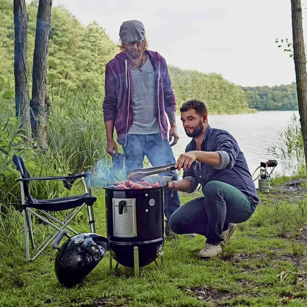 Könnyen használható szénrács kezdőknek- a Weber 14 hüvelykes Smokey Mountain tűzhelyet a szabadban használják