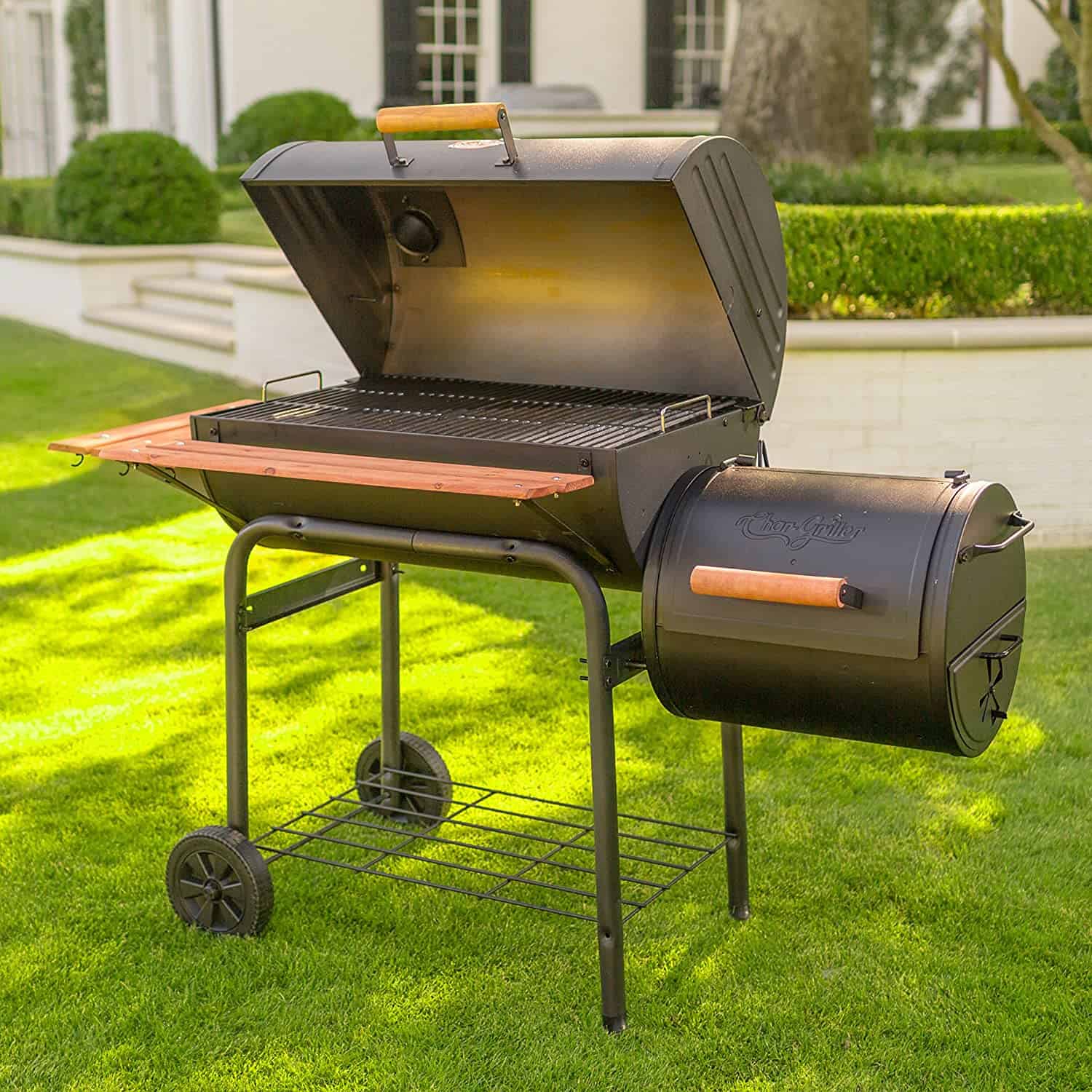 Il miglior fumatore di carbone per le costolette: Char-Griller E1224 Smokin Pro in giardino