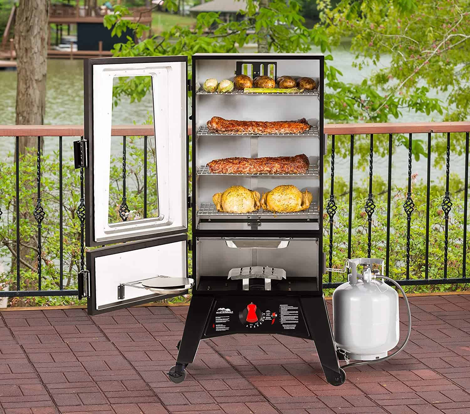 Pinakamahusay na propane smoker para sa mga tadyang- Masterbuilt MB20051316 sa hardin