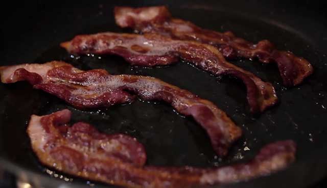 Comment réchauffer-du-bacon-dans-la-poêle