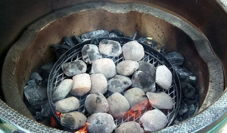 ceramic-briquettes-in-charcoal-grill