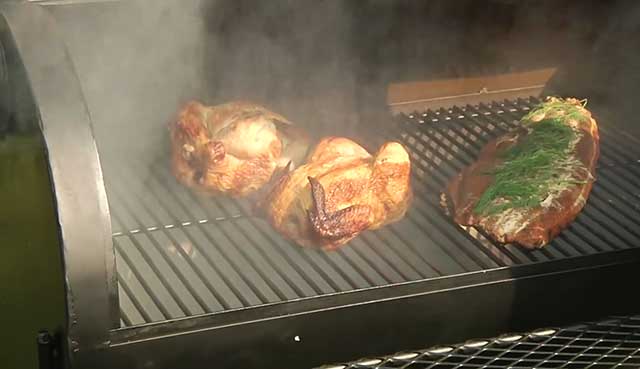 cozinhar carne no grelhador a carvão