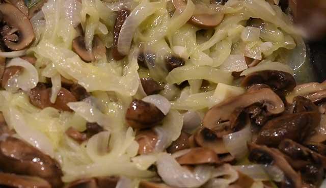 cook-onion-with-mushrooms