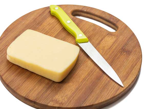 нарезать сыр на блок