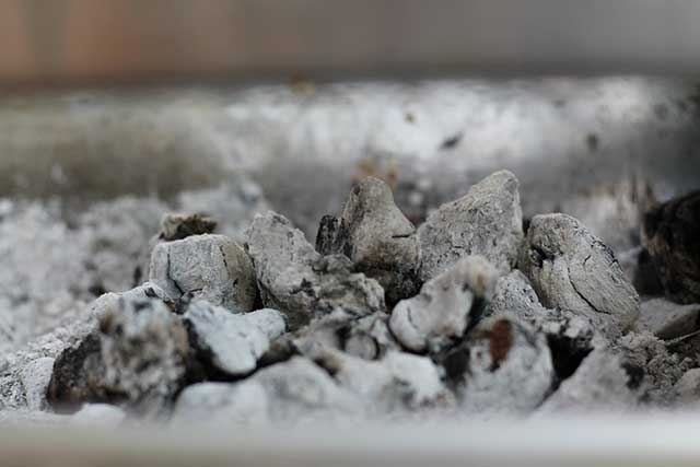 how-to-put-out-a-charcoal-grill