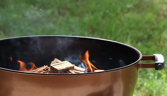 hogyan kell használni a faforgácsot-a-szén-grill