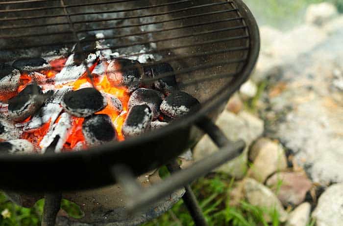 hoe-houtpellets-in-houtskoolgrill te gebruiken