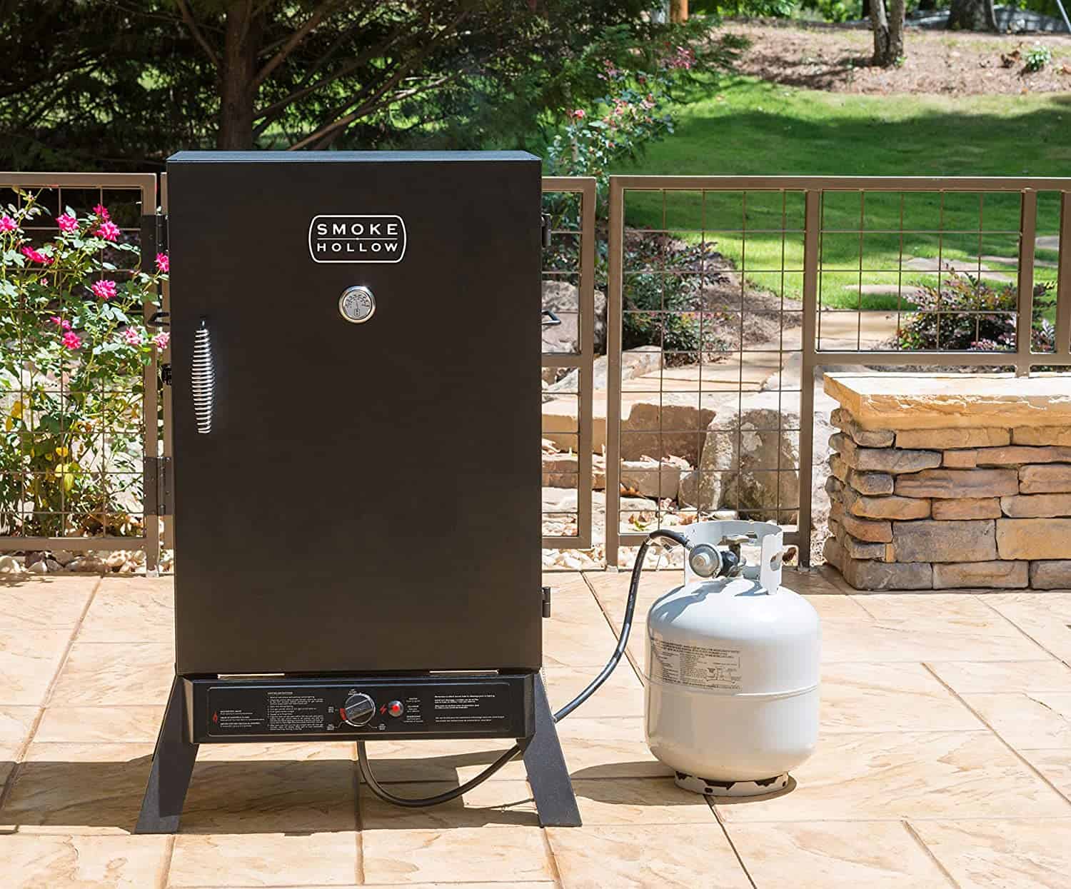 Pinakamahusay na malaking premium propane smoker- Usok Hollow PS40B ng Masterbuilt sa hardin