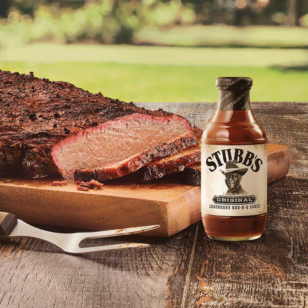 Лучший вкус техасского соуса для барбекю - Stubb's Original на столе