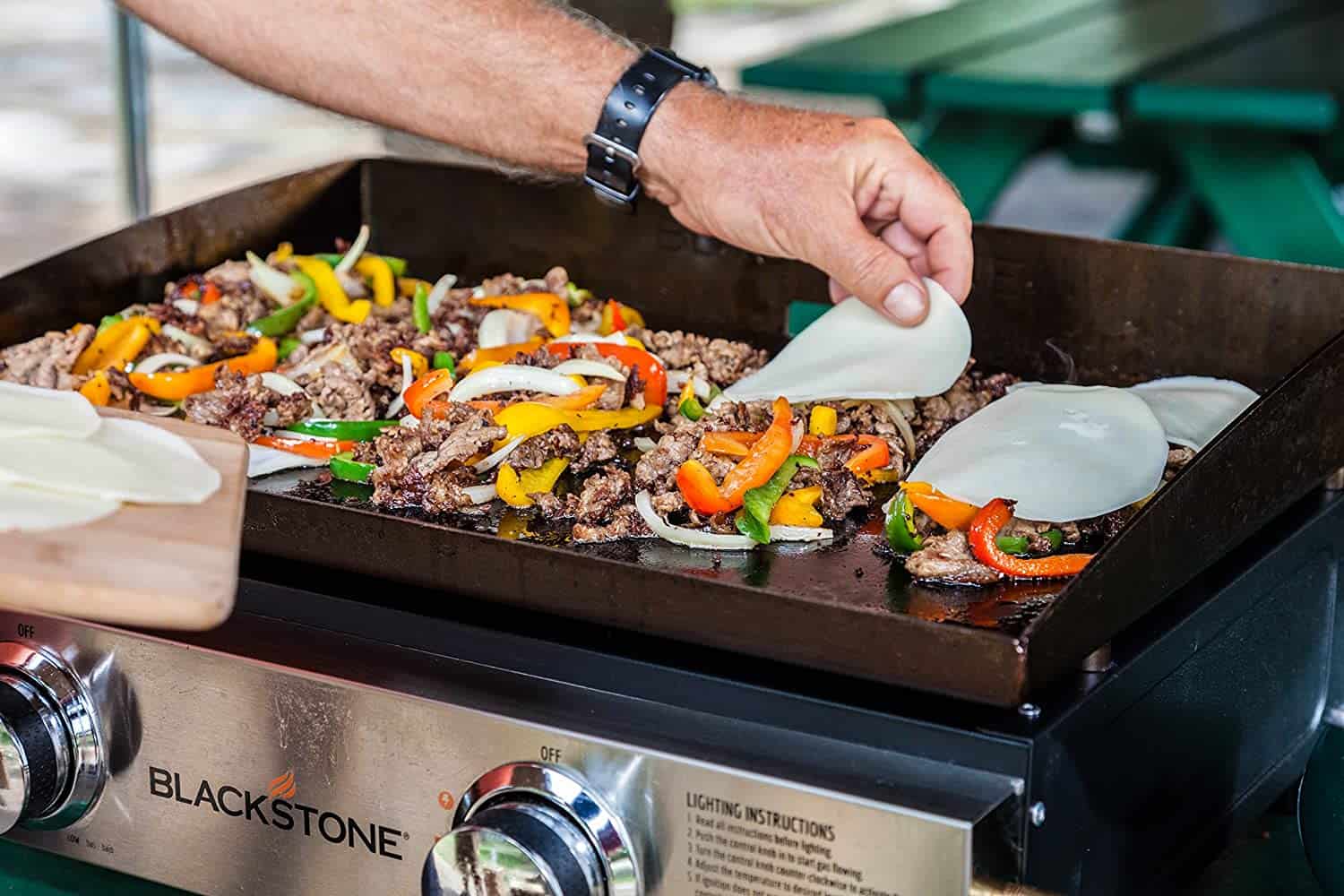 Panggang propana rata terbaik untuk tailgating- Blackstone Table Top Grill 22 inci dengan makanan