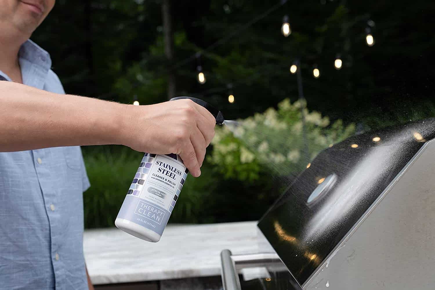 Beste grillreiniger voor reinigen en polijsten - Therapy Premium Grill Cleaner wordt gebruikt