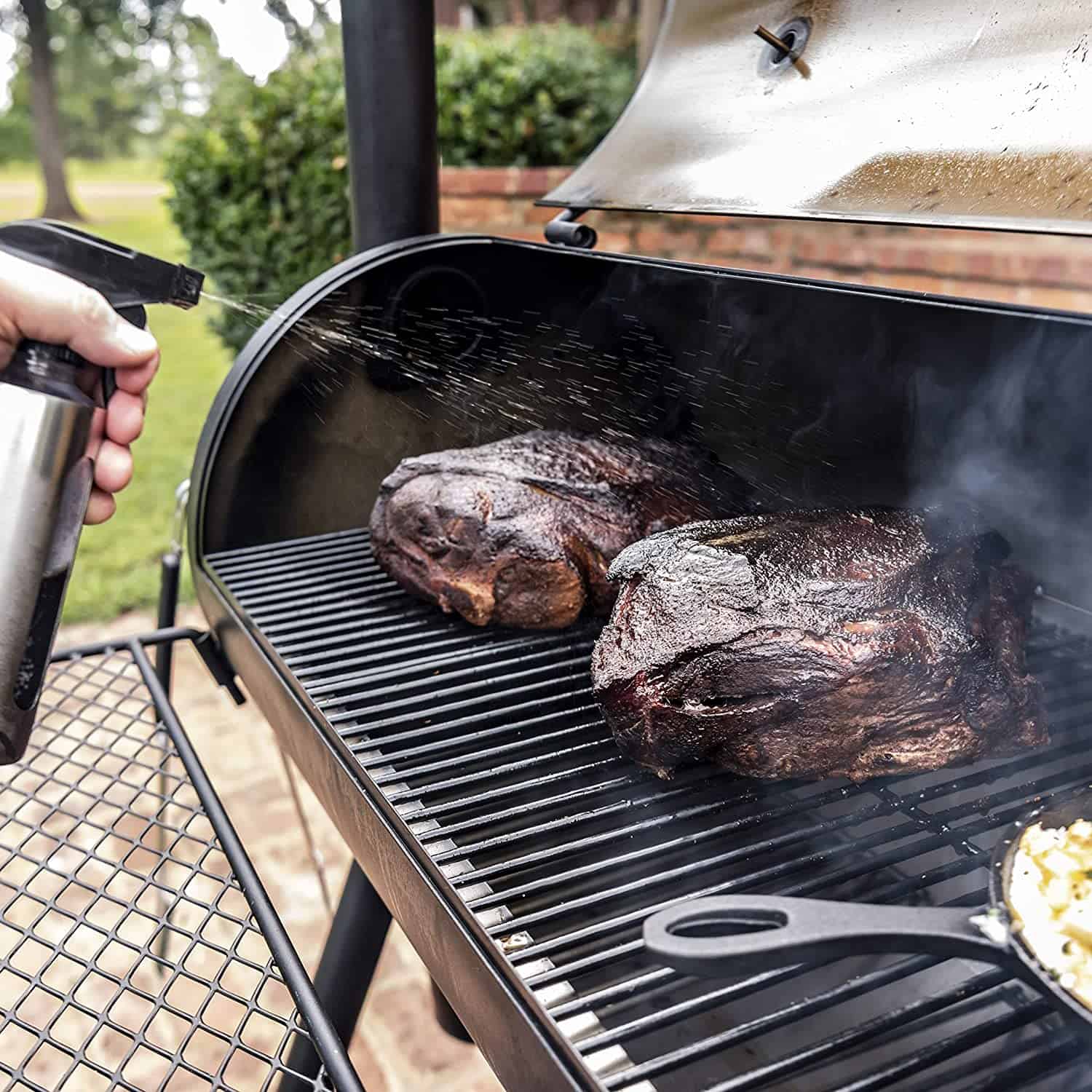 Pinakamahusay na maraming nalalaman at pinakamahusay na pahalang na offset smoker- Oklahoma Joes Highland na may karne