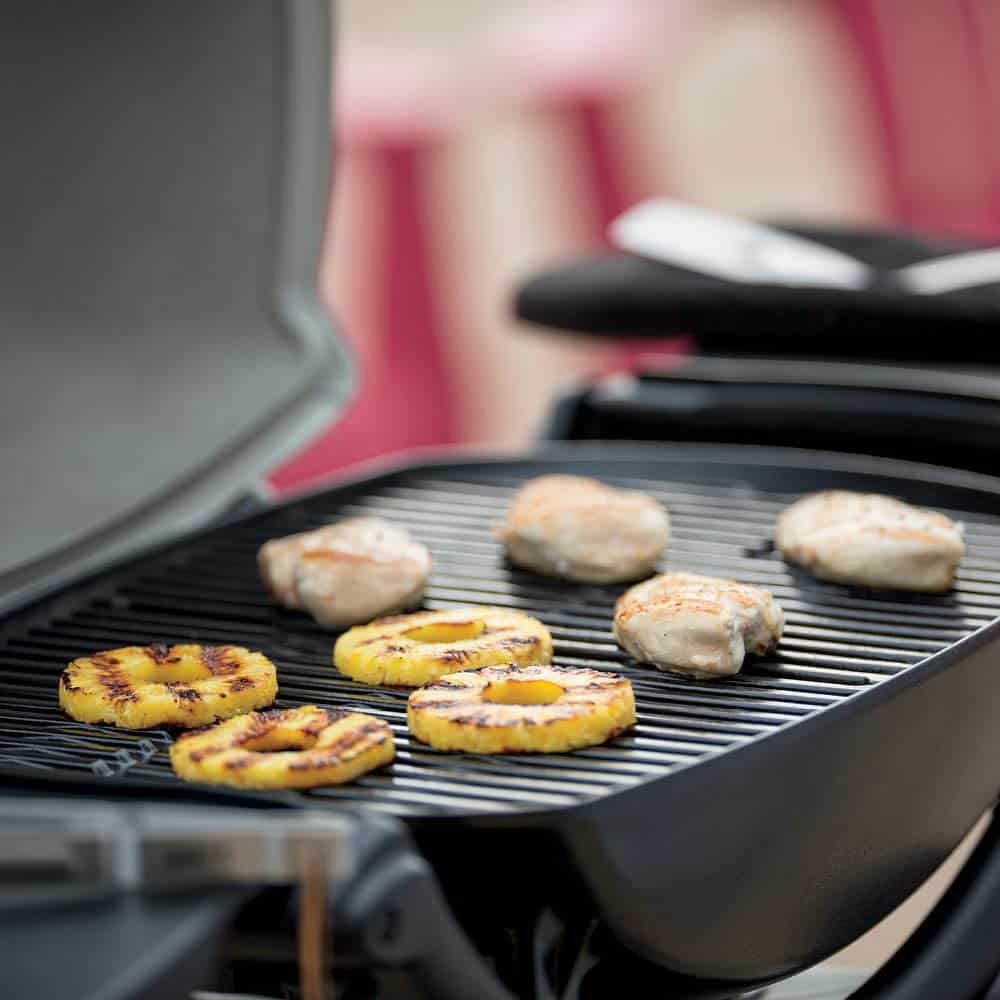 Il miglior propano e la griglia leggera del portellone posteriore: Weber Q2200 con grigliatura di cibo