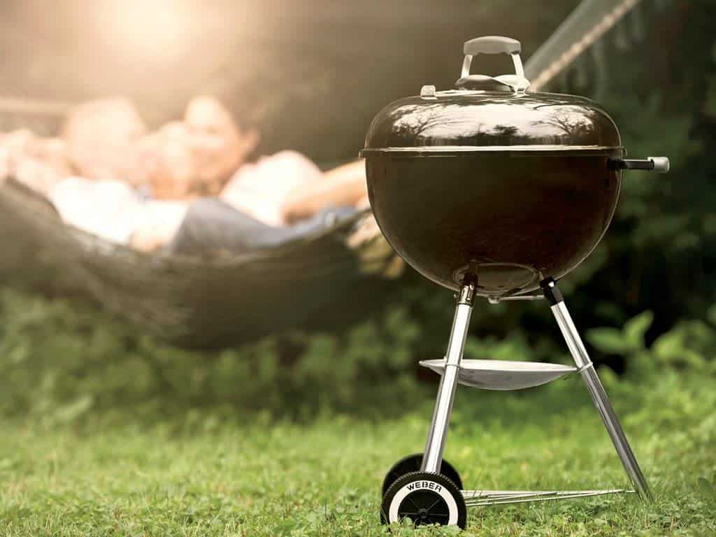 Najlepszy mały grill węglowy do ograniczonej przestrzeni - Weber Kettle Original Premium w ogrodzie