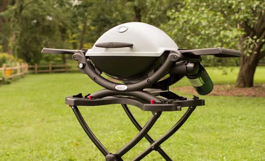 Il miglior piccolo barbecue a gas per la mobilità: Weber Q1200 in giardino