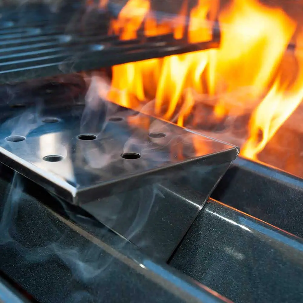 Meilleure boîte de fumage pour les grands grils à gaz - Charcoal Companion en acier inoxydable en forme de V sur le gril