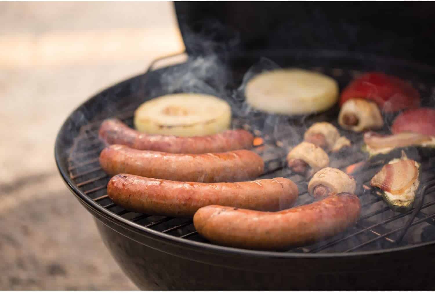 Melhor grelha traseira e melhor grelhador a carvão - Weber Jumbo Joe com carne