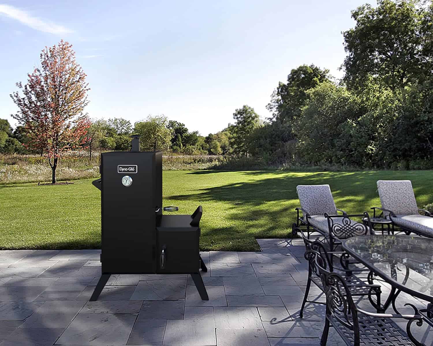 Beste verticale en beste offset-roker in het algemeen- Dyna-Glo Vertical Offset Charcoal Smoker in de tuin