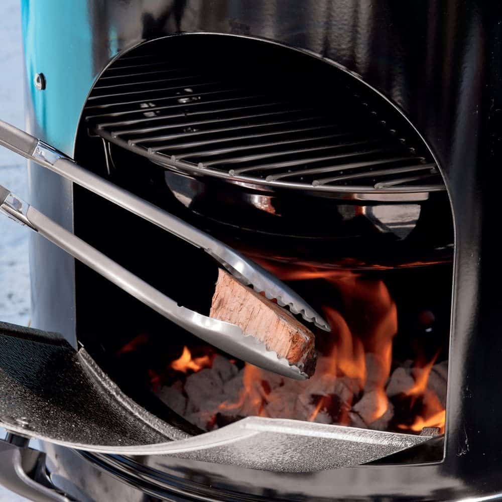 добавление топлива в 22-дюймовую плиту Weber Smokey Mountain Cooker