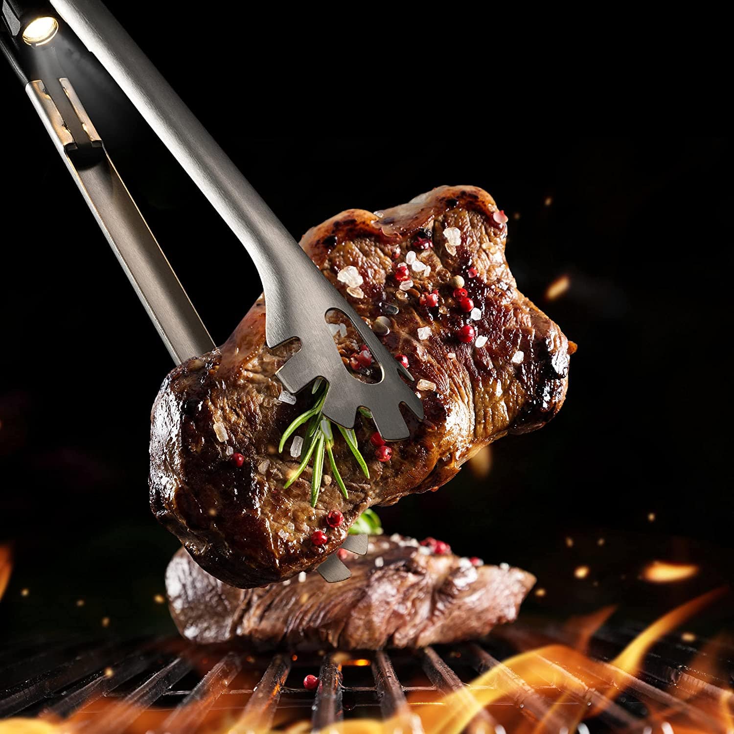 Le migliori pinze per grill con luce a LED- ChefGiant con torcia a LED con carne