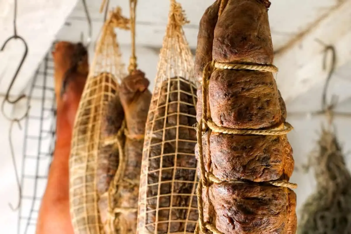 Några grundläggande steg om hur man konserverar kött genom att röka