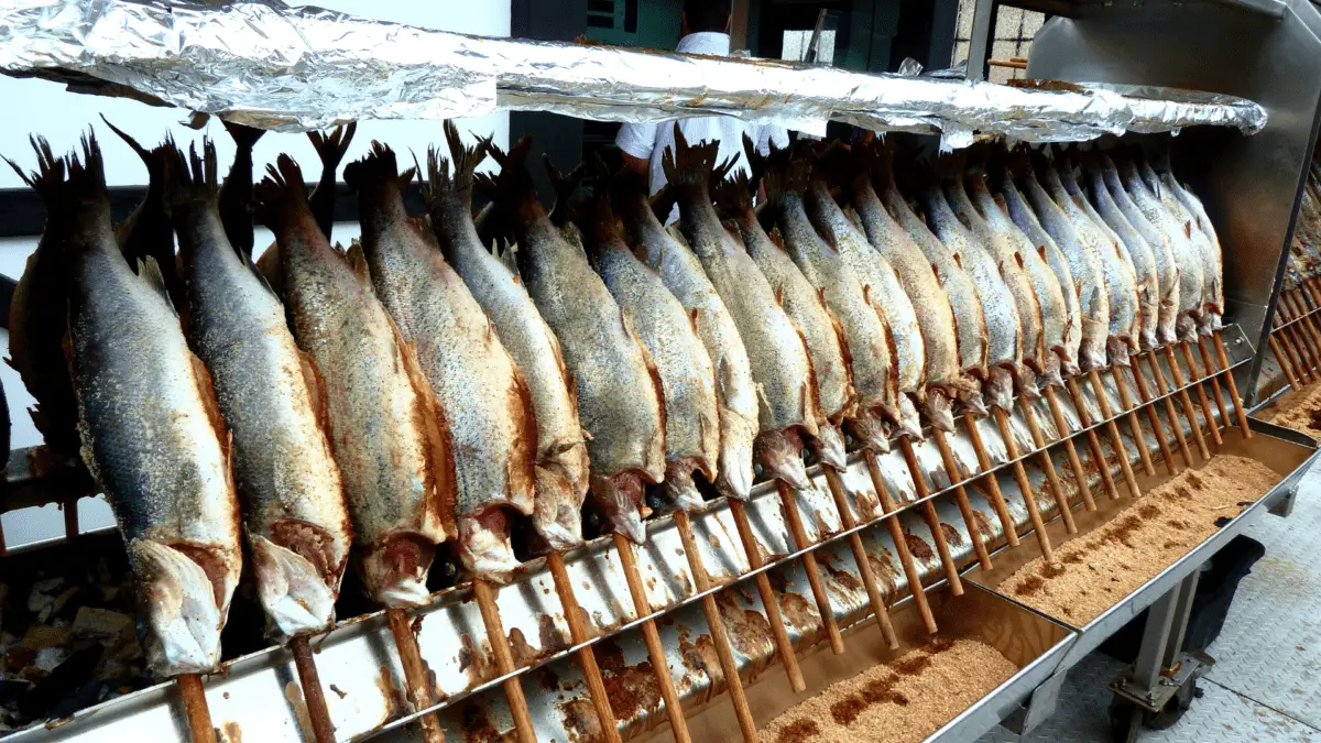 fila de bacalao sostenido por postes de madera