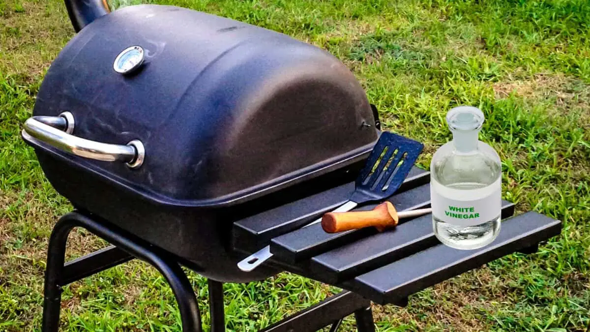 Clean bbq smoker with vinegar