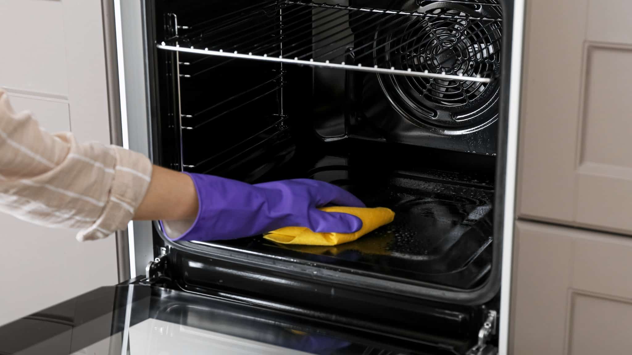 Можно ли использовать средство для чистки духовки в коптильне? Вот что вам нужно знать